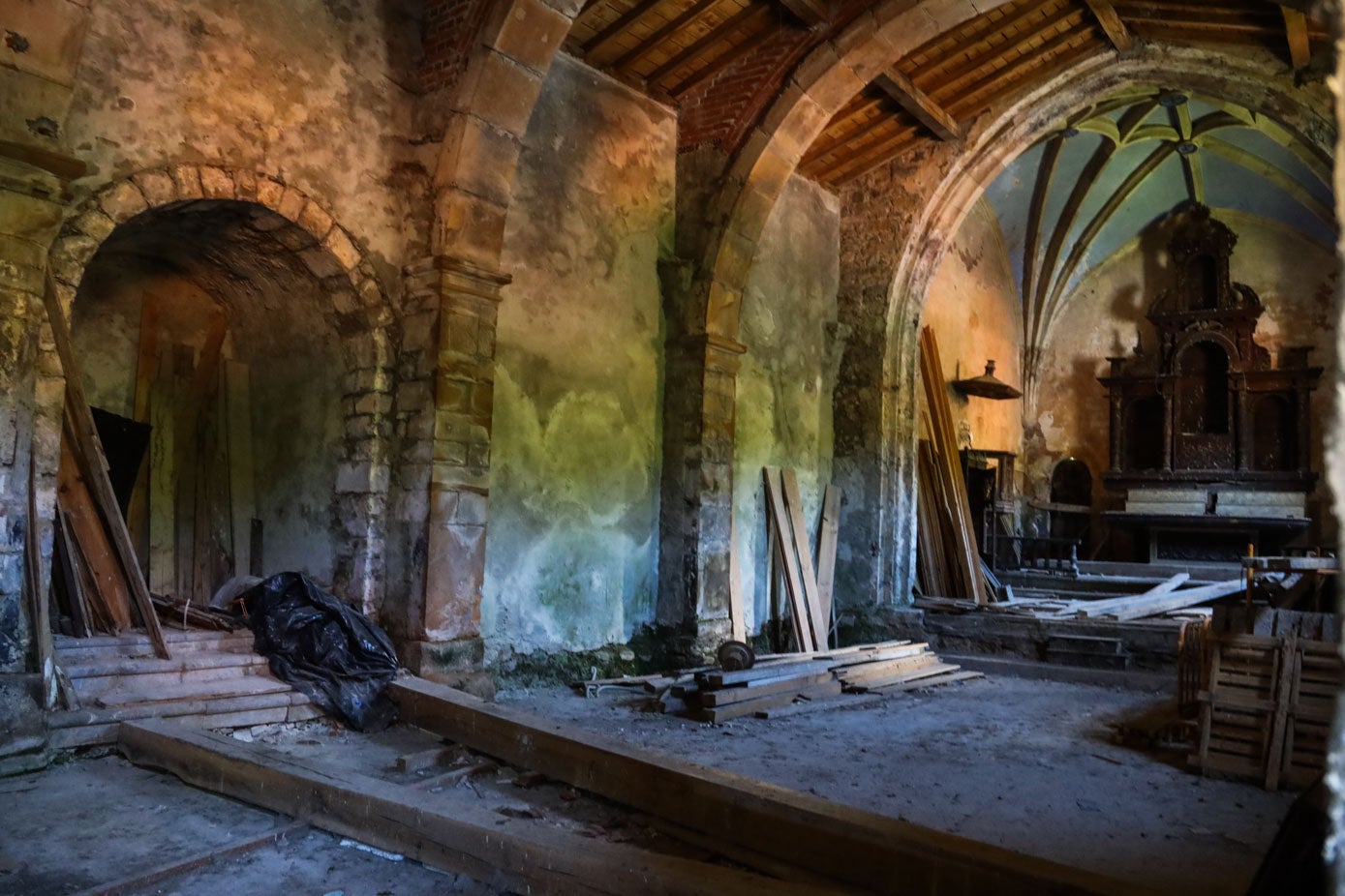 Así está el interior. Con materiales que sobraron de los arreglos que se hicieron en 1991. Sólo queda el retablo y parte del púlpito (izquierda). Como se ve las humedades suben por las paredes. 