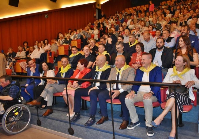 Autoridades y público presente en el acto.