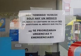 Cartel en el SUAP de Castro que avisa de que sólo habrá un médico este domingo.