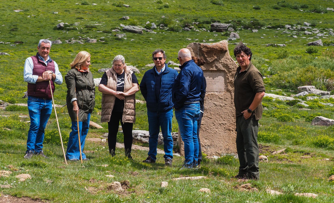 El alcalde de Polaciones, Vicente Gómez; presidenta del Parlamento, María José González Revuelta; la alcaldesa de Los Tojos, Belén Ceballos; el consejero de Desarrollo Rural, Ganadería, Pesca y Alimentación, Pablo Palencia, junto a Julián Vélez, exalcalde de San Vicente de la Barquera y jefe de gabinete de la Consejería; y un ganadero.