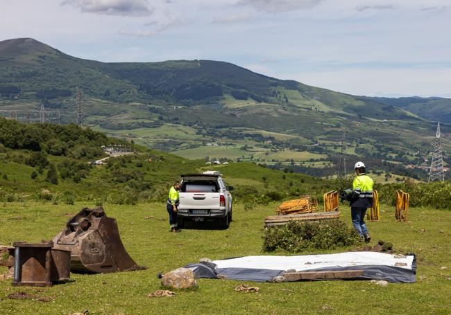 Operarios de la empresa Construcciones Rotella se encargarán de levantar las trece torres de alta tensión.