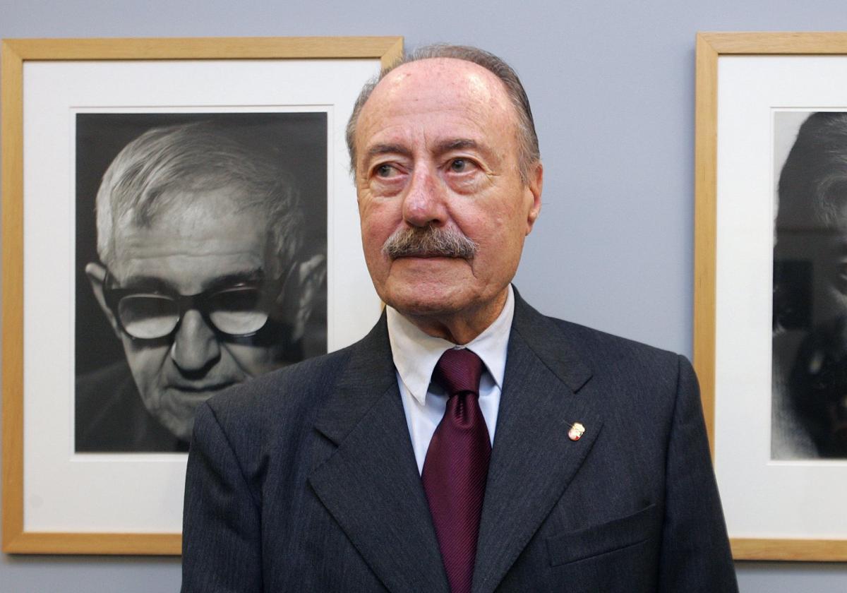 El fotógrafo Ángel de la Hoz en 2007, en la inauguración de la sala del CDIS, flanqueado por sus retratos de Pancho Cossío y Eduardo Sanz.