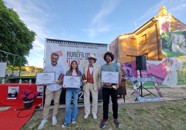 Alberto Matabuena, guionista, primero por la derecha, recogió el pasado sábado el premio otorgardo por el Festival Ruréfilos.