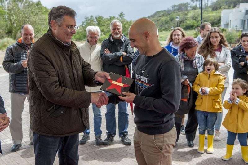 El surfista fue el primero en tener una estrella en este paseo. Recibe el galardón de manos del alcalde de Ribamontán al Mar, Francisco Asón.