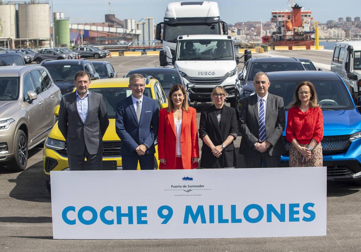 Las autoridades, esta mañana, en la celebración de la llegada del coche 9 millones al Puetro de Santander.