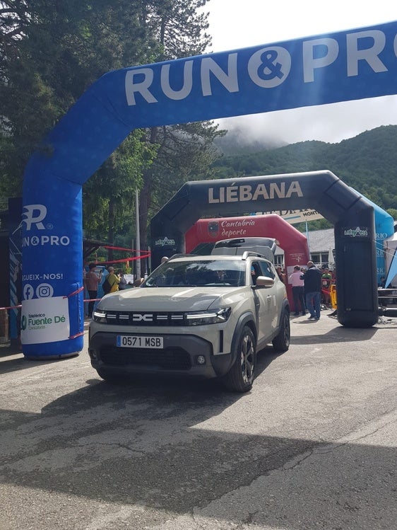 Dacia Vidal de la Peña presenta el nuevo Dacia Duster en el evento deportivo Km Vertical de Fuente Dé