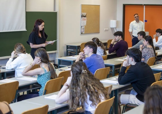 Un grupo de alumnos se dispone a realizar el examen de Lengua y Literatura, el primero de la convocatoria ordinaria de 2024, en un aula de la Universidad de Cantabria.