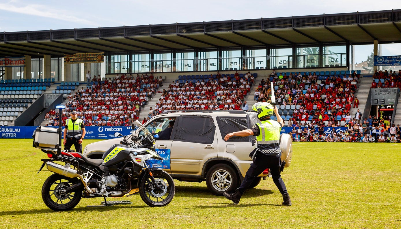 Agentes realizan una simulación durante la exhibición, este lunes, en un estadio de El Malecón abarrotado por escolares de toda Cantabria. 