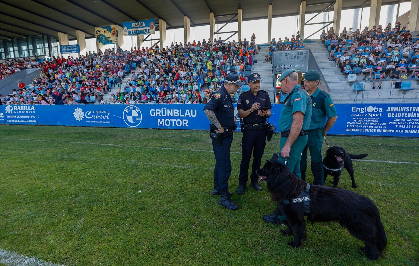 En la multitudinaria muestra han participado agentes y perros de la Policía Local, la Nacional y también la Guardia Civil.