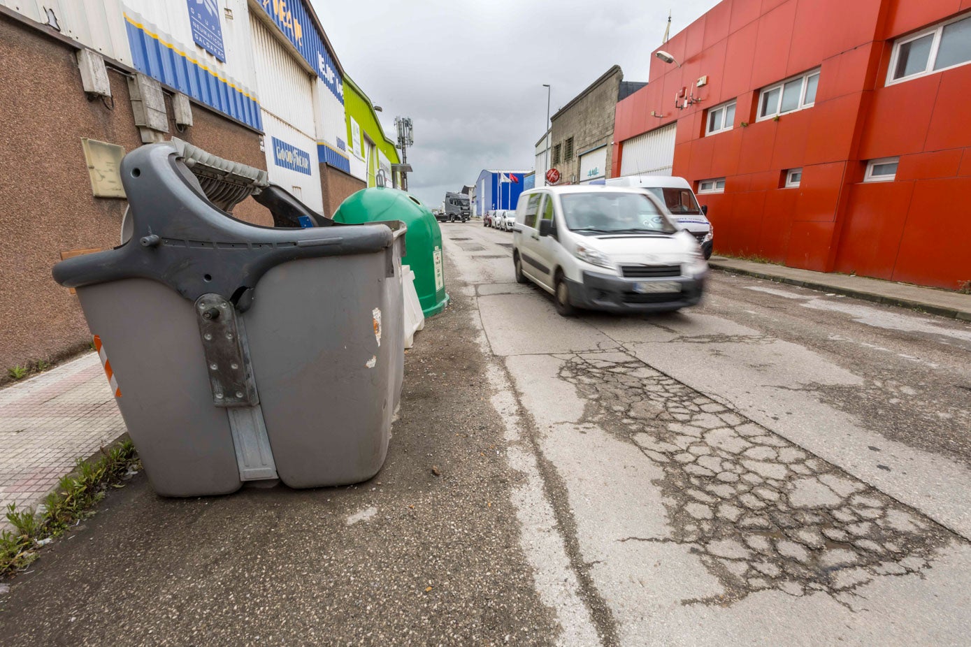 Muchos contenedores de basura de la zona están muy deteriorados. 