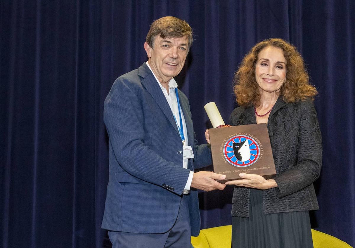 Ana Belén recibe el premio de manos de Carlos Andradas