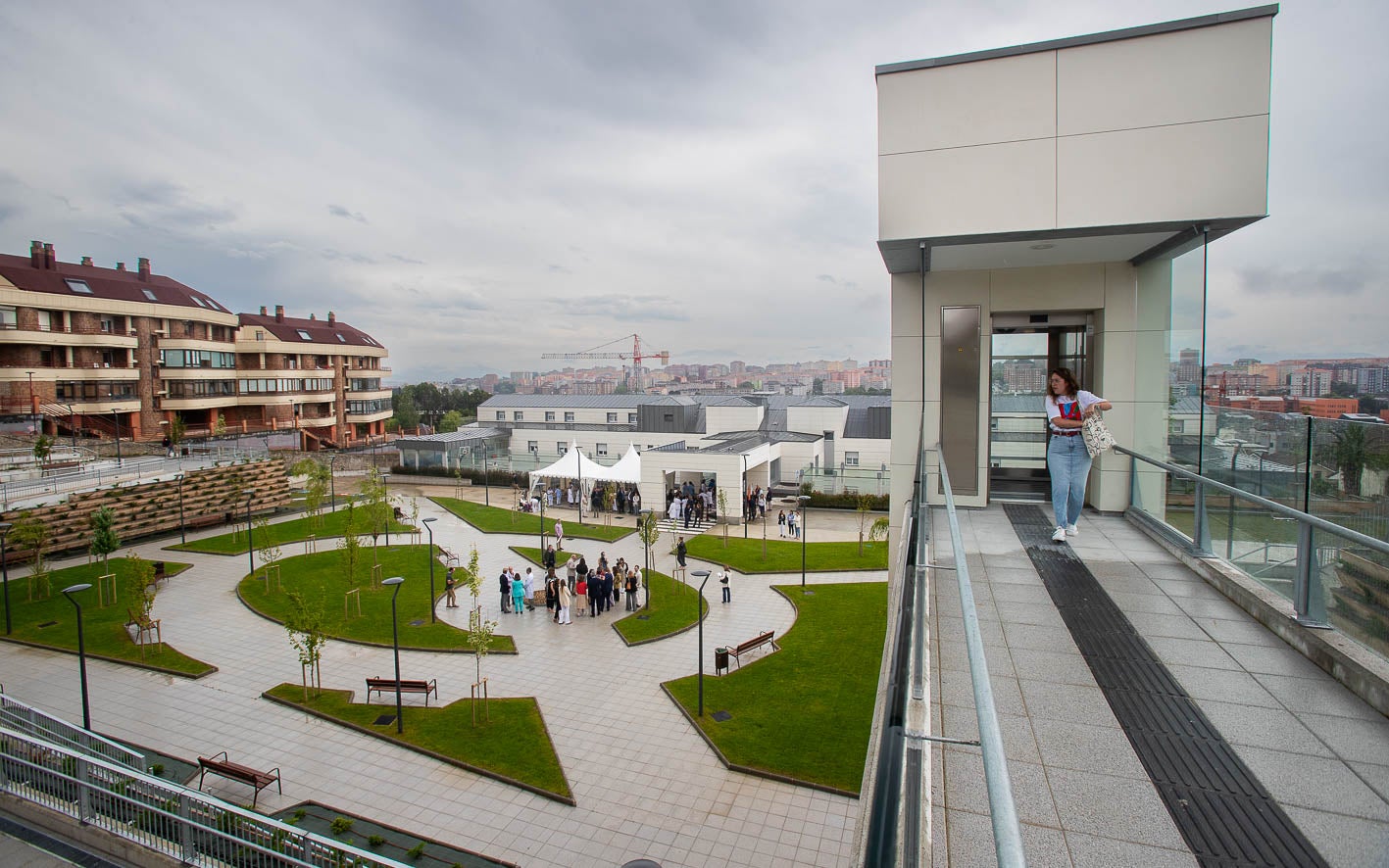 Inauguración de los nuevos jardines, ascensor y el aparcamiento . Se ha actuado sobre una superficie de 5.424,63 metros cuadrados