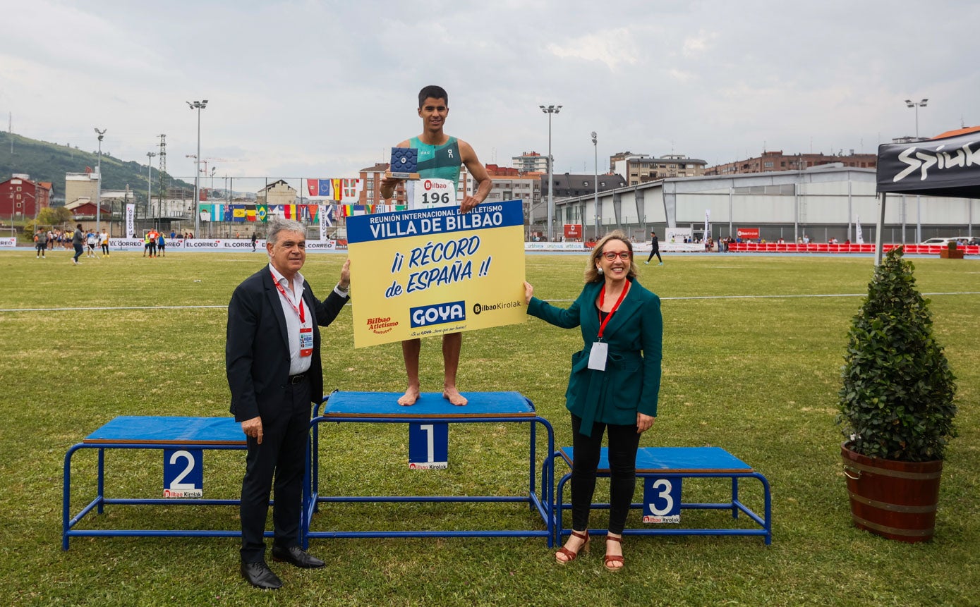 En el podium con el cartel que acredita su récord