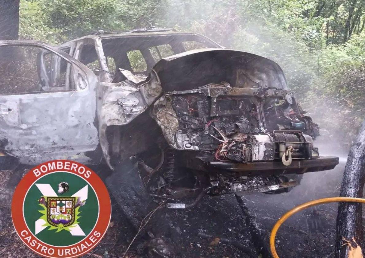 El vehículo que cayó por el terraplén quedó siniestrado tras arder.