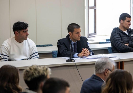 Bryan Barroso, a la derecha,y Adrián Bedia, a la izquierda, durante el juicio.