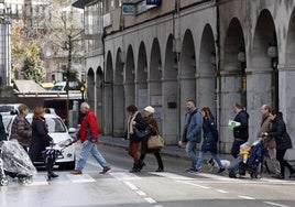 Imagen de archivo de ciudadanos en Torrelavega.