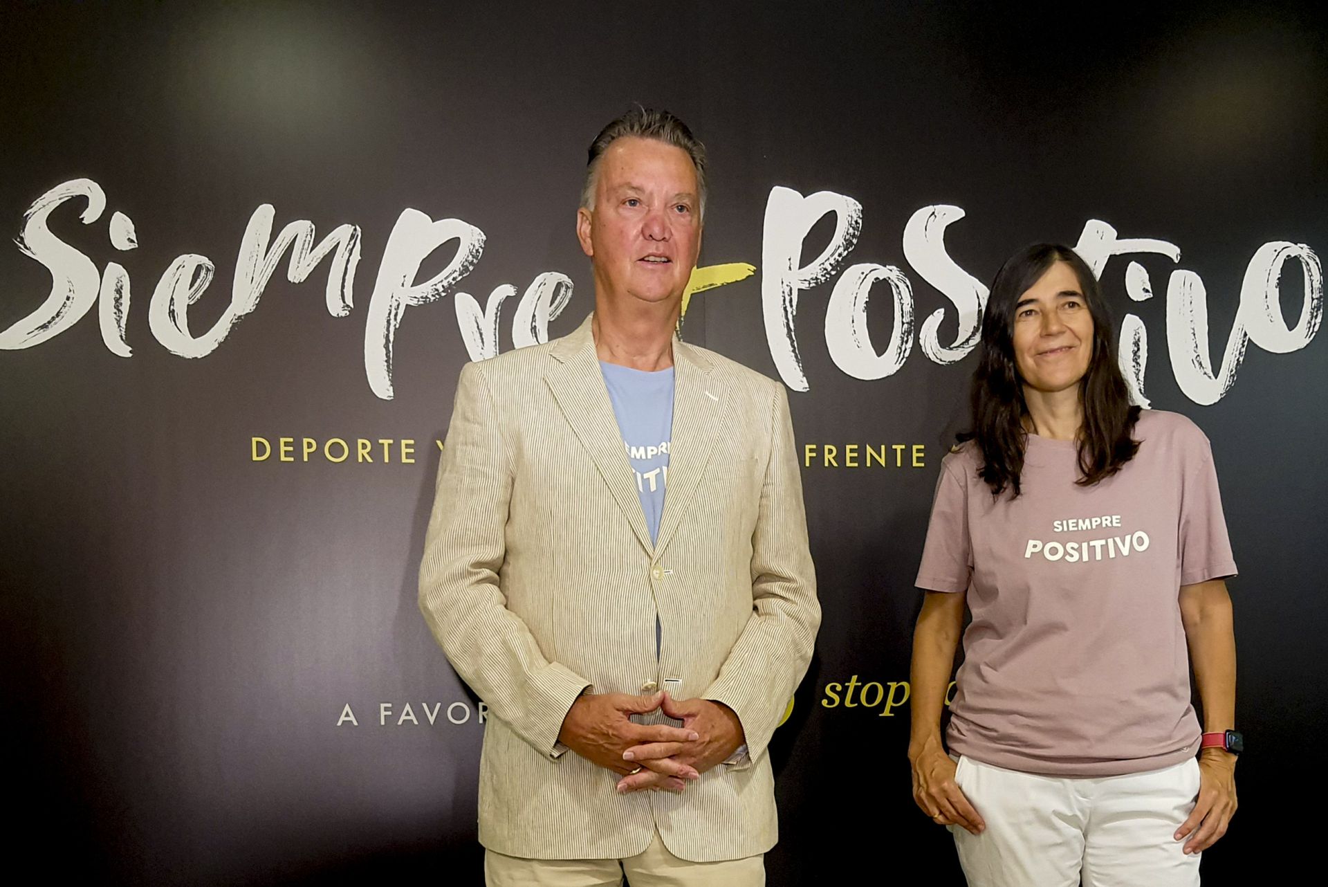 Louis van Gaal y María Blasco en la presentación de hoy