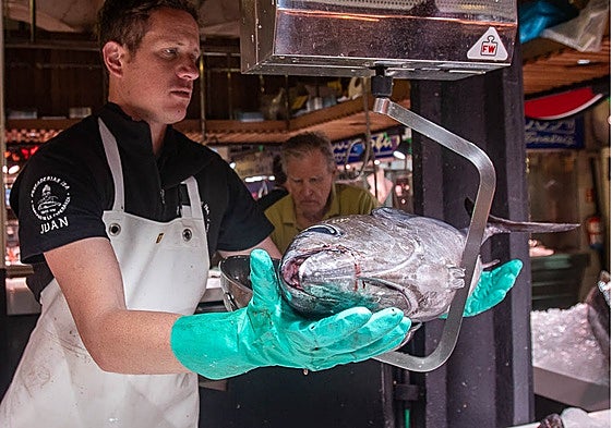 Juan Castanedo, de Pescados Isa, pesa un bonito de 11 kilos