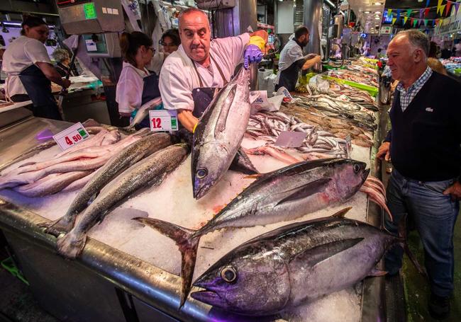 Un trabajador de Pescados Costas, en el Mercado de la Esperanza de Santander, sostiene ayer un ejemplar de bonito