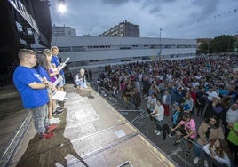 Alumnos del CEE Parayas frente a las miles de personas que les arroparon en el pregón.