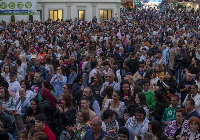 El aparcamiento del centro de salud, junto al Parque de Cros, abarrotado de público.