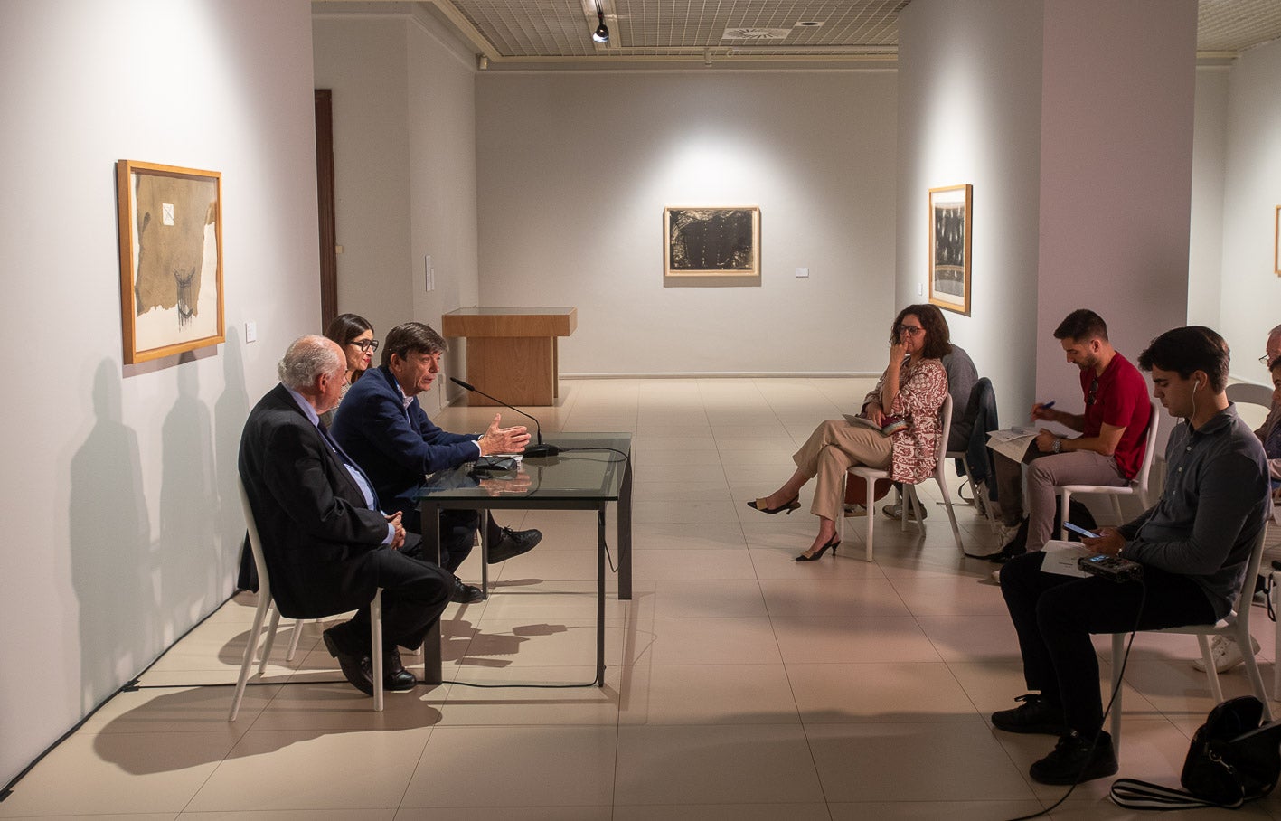 Imagen de la presentación de la muestra con al presencia de Gaspar Laredo, Carlos Andradas e Inma Prieto