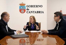 Alberto Martínez, responsable del Colegio en Madrid, la consejera de Presidencia Isabel Urrutia y Francisco 'Pacu' Sierra.