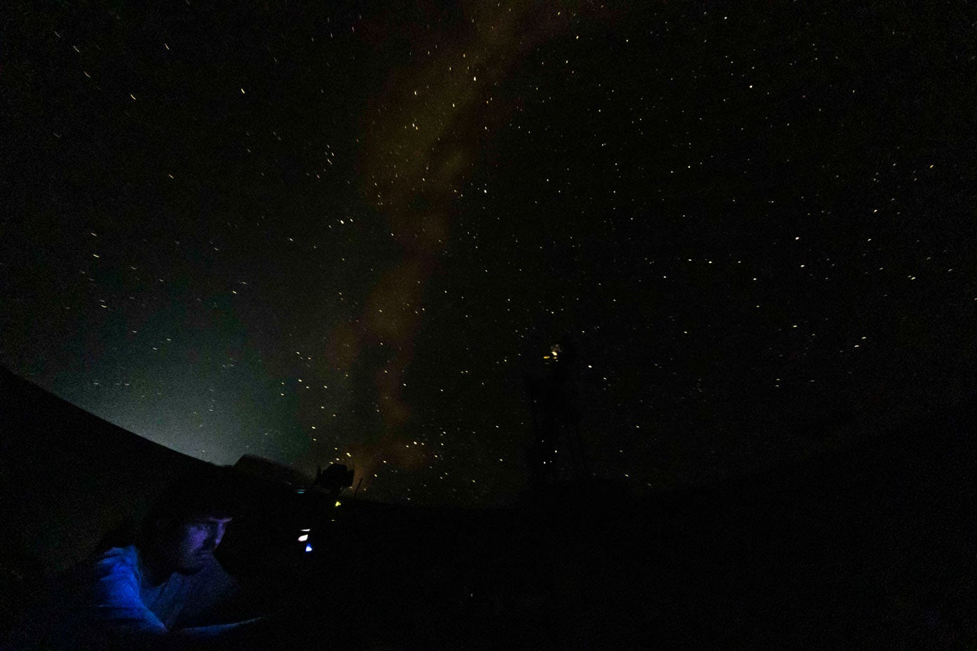 El Planetario muestra, con gran precisión y una excelente calidad de proyección, el movimiento aparente del Sol, de la Luna, de los planetas y sus satélites y de las estrellas sobre una pantalla con forma de bóveda que representa la esfera o bóveda celeste, tal y como se vería en cualquier lugar y a cualquier hora de observación en la Tierra