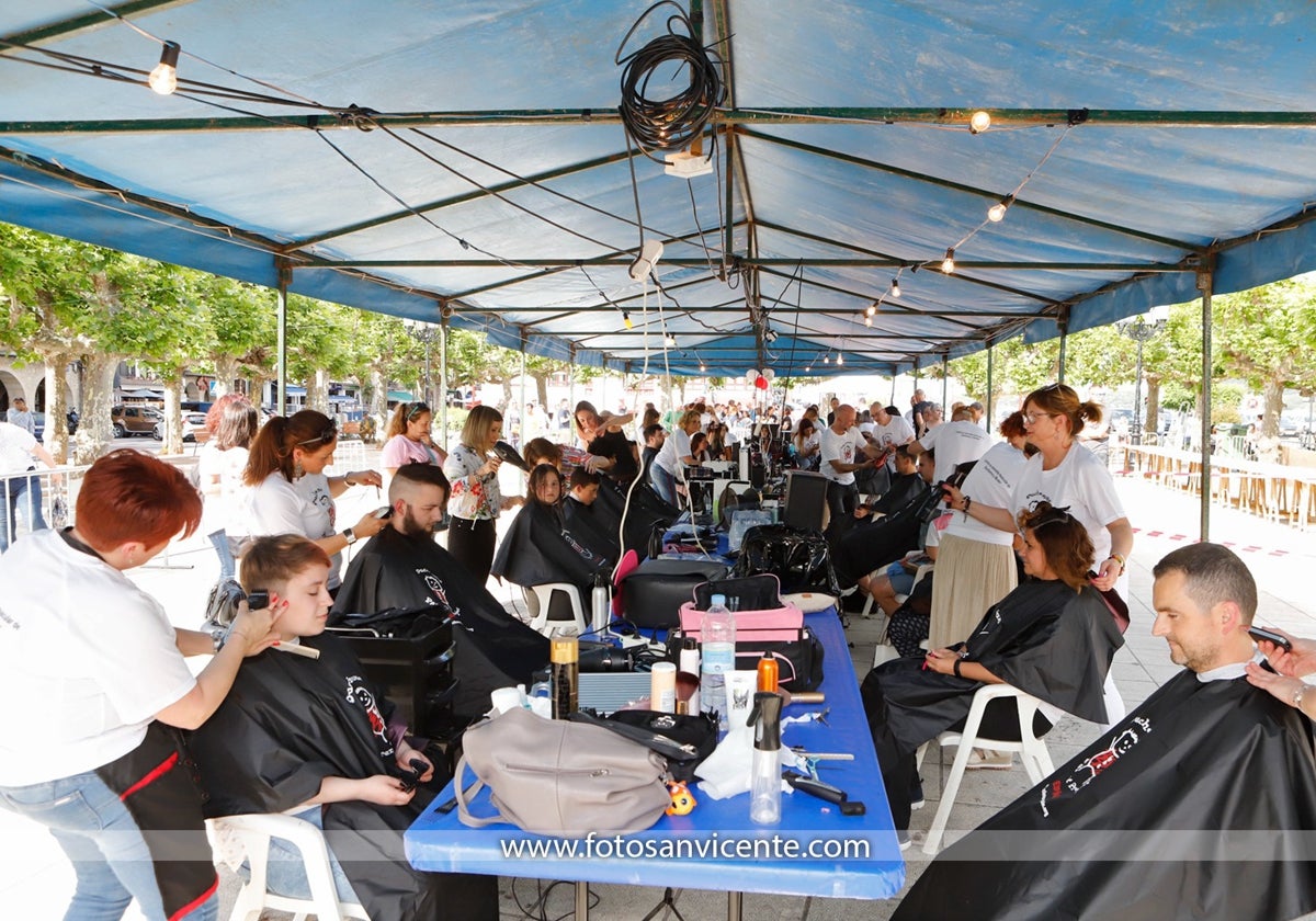 Cortes de pelo solidarios en una edición anterior.