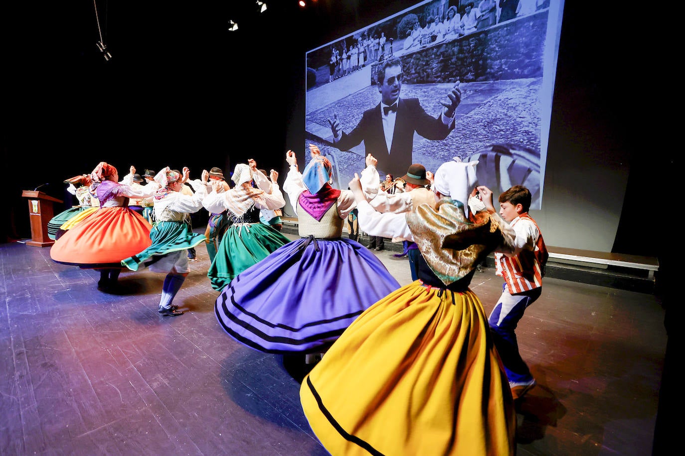 La agrupación de danzas del Barrio Covadonga fue una de las protagonistas.