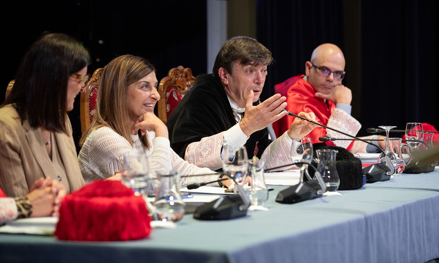 Gema Igual, alcaldesa de Santander; María José Sáenz de Buruaga, presidenta de Cantabria; Carlos Andradas, rector de la UIMP, y Pablo González, secretario general de la UIMP, en el acto de inauguración de los Cursos de Verano. 