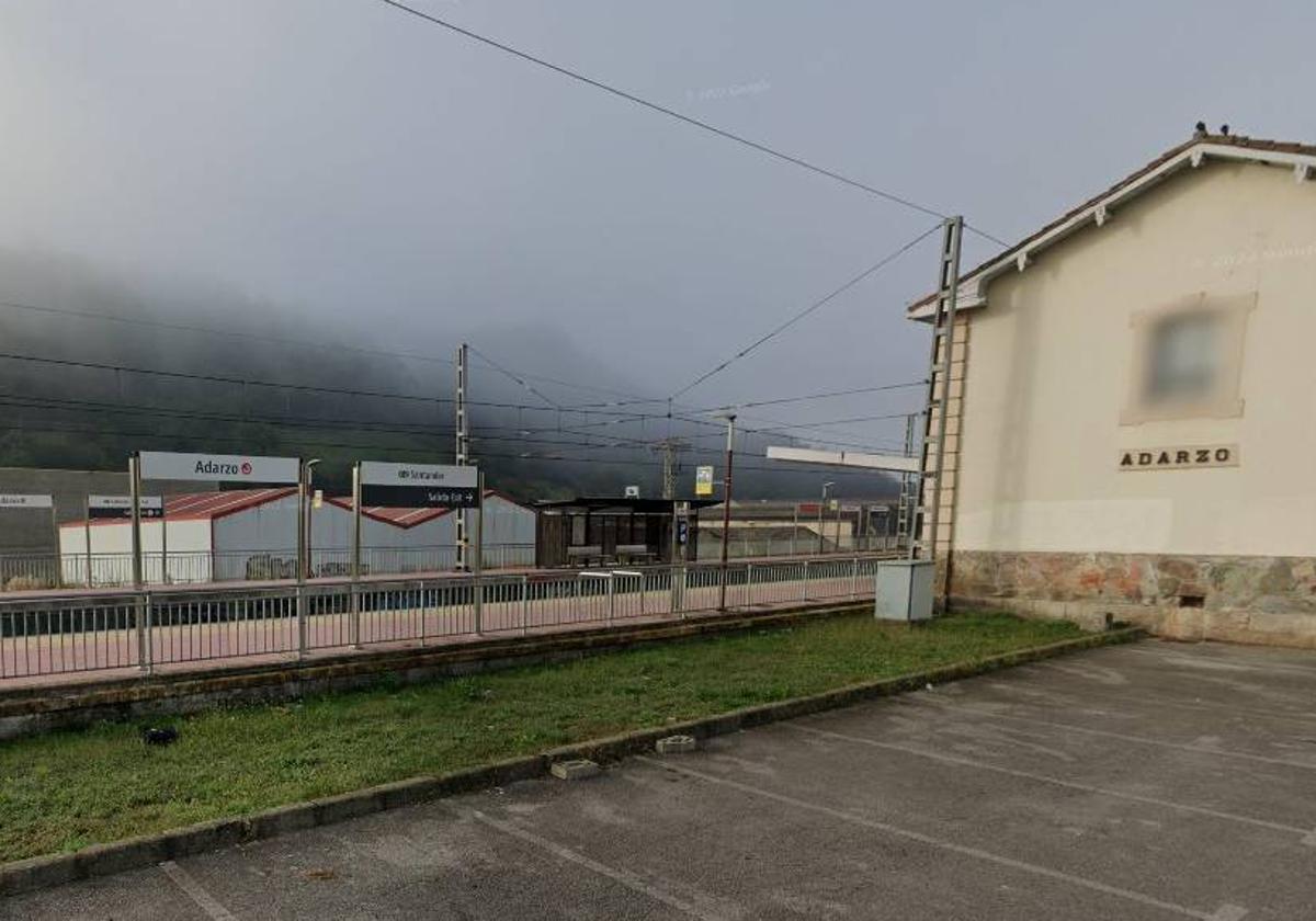 Estación de tren de Adarzo, donde el tren se ha averiado apenas 20 metros antes de llegar.