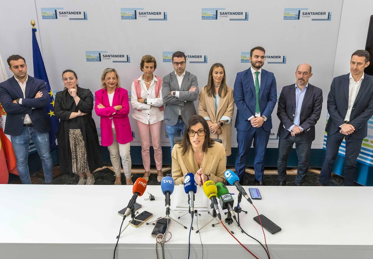 La alcaldesa, Gema Igual, durante la rueda de prensa acompañada por su equipo de gobierno,