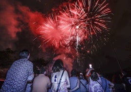 Familias disfrutan del lanzamiento de fuegos artificiales, el año pasado, en la recta final de las fiestas de La Patrona, en Torrelavega.