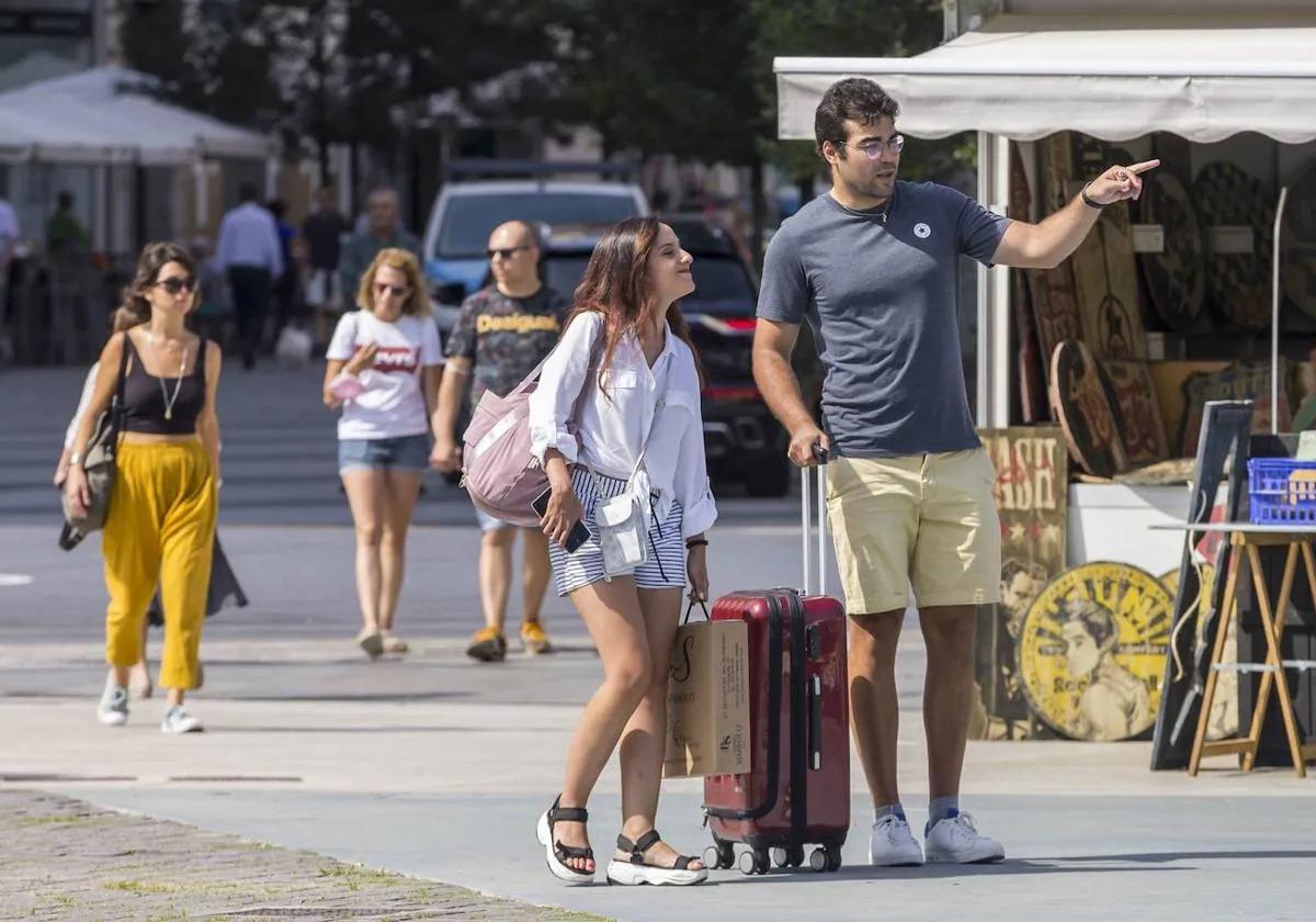 Dos turistas en las calles de Santander.