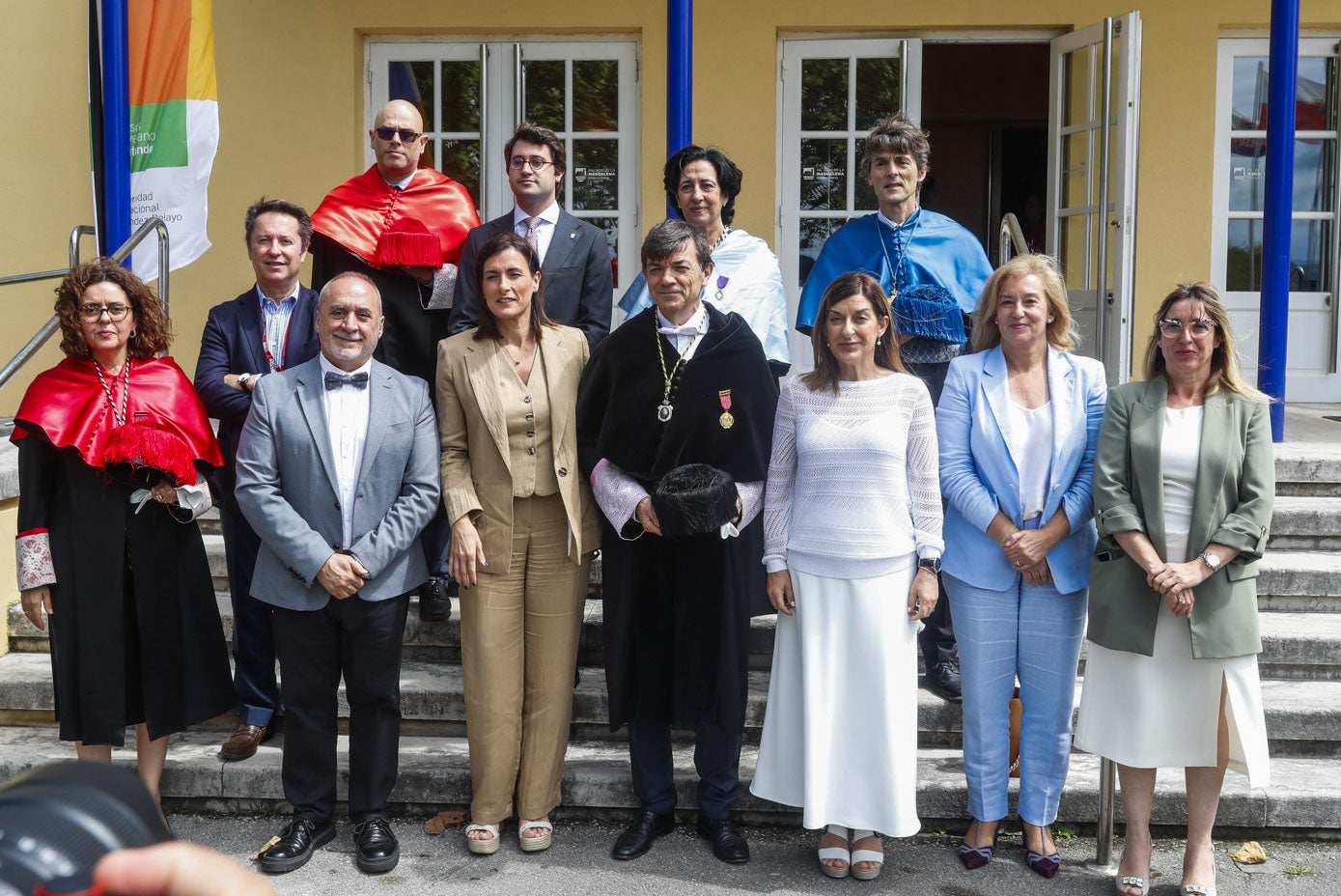 En primer término y de izquierda a derecha: Matilde Carlón, Juan Cruz, Gema Igual, Carlos Andradas, María José Sáenz de Buruaga, María José González Revuelta y Eugenia Gómez de Diego. En segundo término: Ignacio Cirac, Pablo González, Rafael Álvarez, Margarita Alfaro y Francisco Matorras.