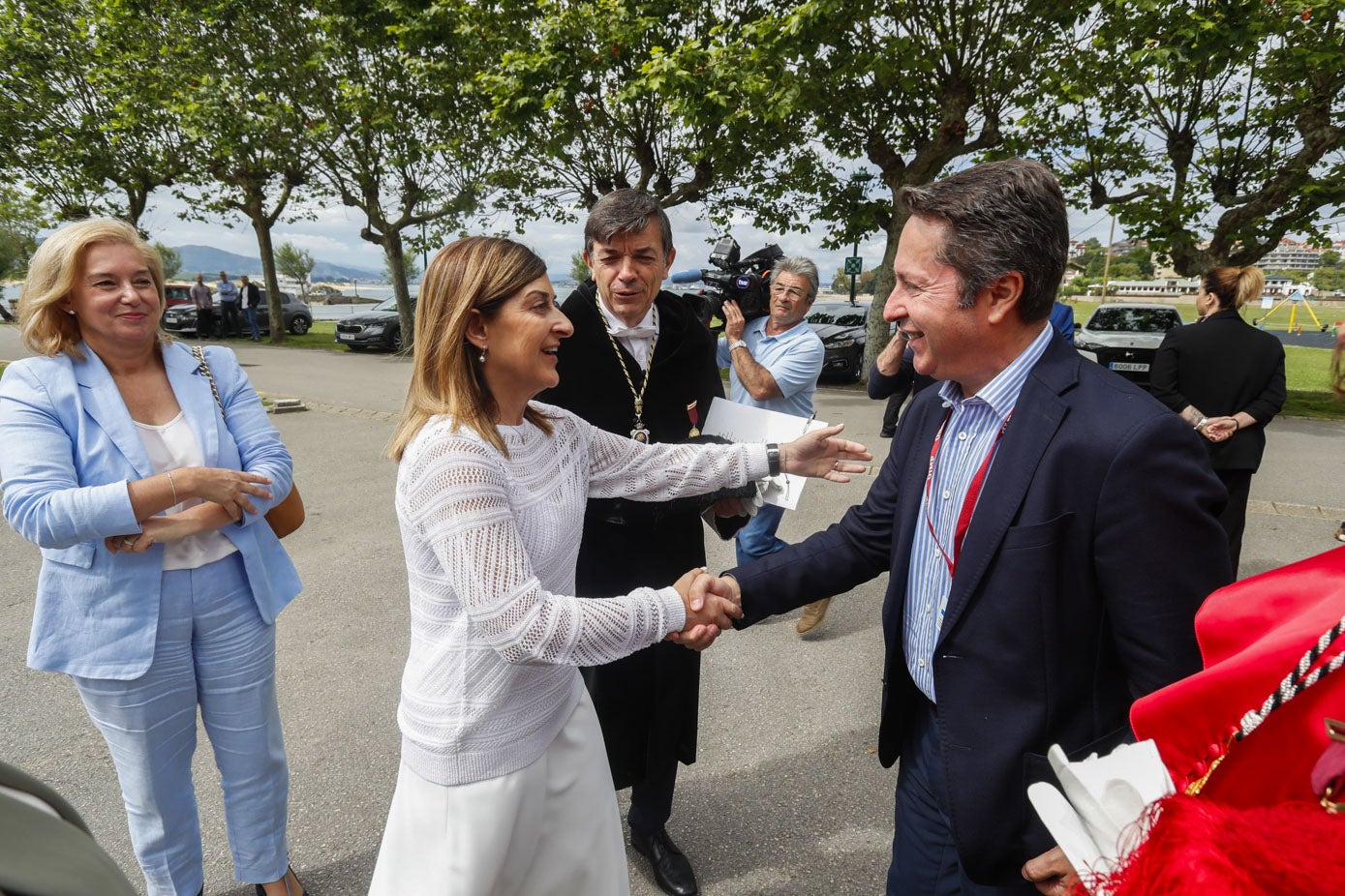 María José Sáenz de Buruaga saluda a Ignacio Cirac en presencia de María José González Revuelta y Carlos Andradas.