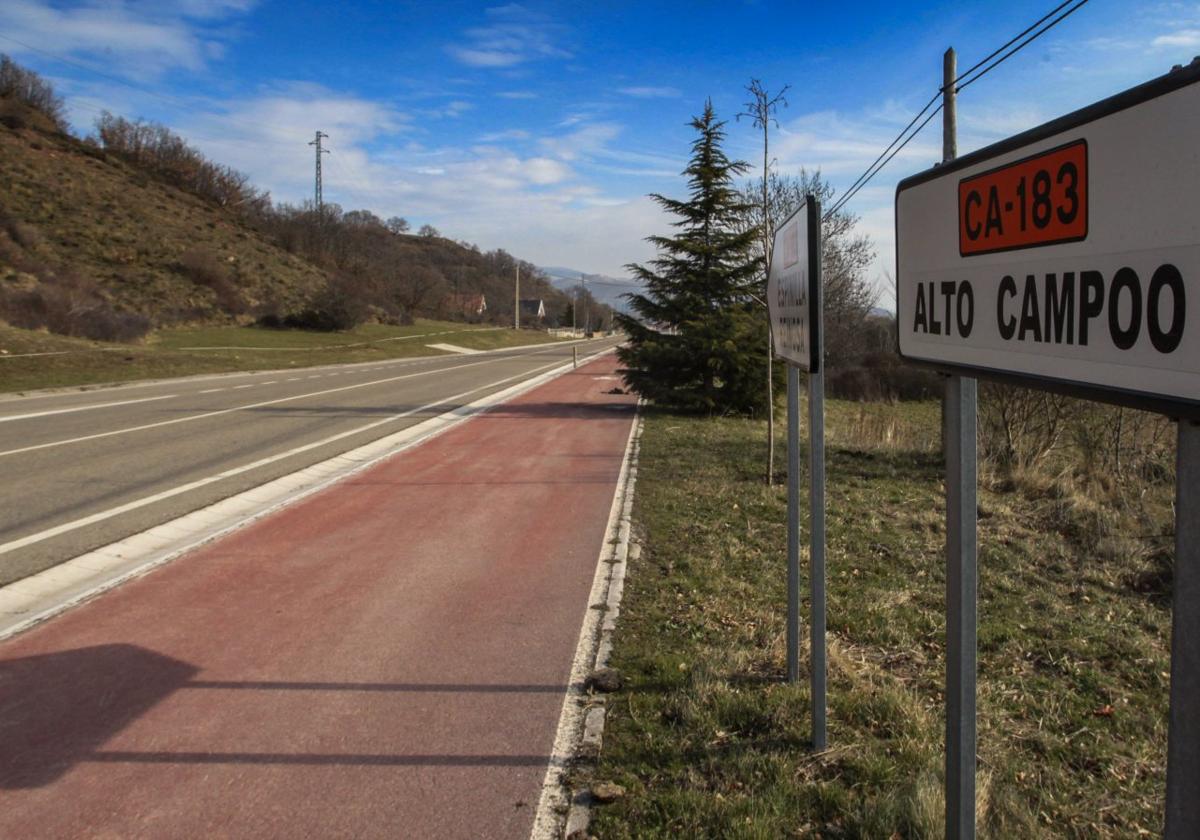 Carretera y carril bici que unen Reinosa con la estación de Alto Campoo.