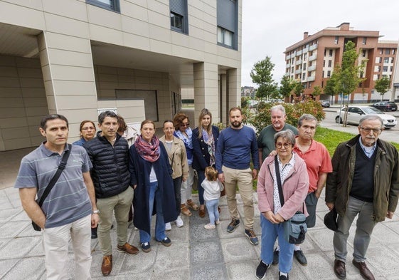 Grupo de vecinos residentes en Hermanos Calderón, 28, en contra de que abra en el bajo del edificio un salón de juegos.