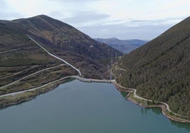 Vista aérea del embalse de Mediajo, donde se hará la ampliación de la central de Aguayo y donde también hay proyectados eólicos.