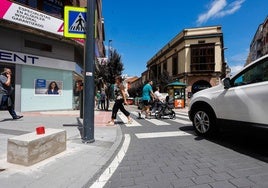 Uno de los dados de hormigón donde se colocarán las cámaras de vigilancia (a la izquierda), en la confluencia entre las calles Julián Ceballos y Ruiz Tagle (Torrelavega).