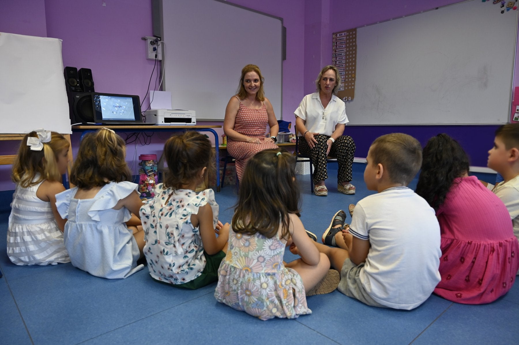 Actividades en el primer día de clase en el colegio público de Entrambasaguas.