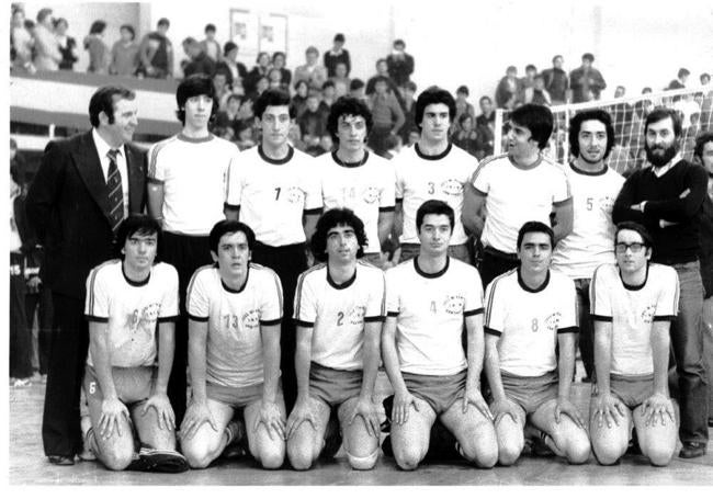 Voleibol. El equipo del ascenso a la División de Honor en 1977 que formaría el Pereda Racing de voleibol.