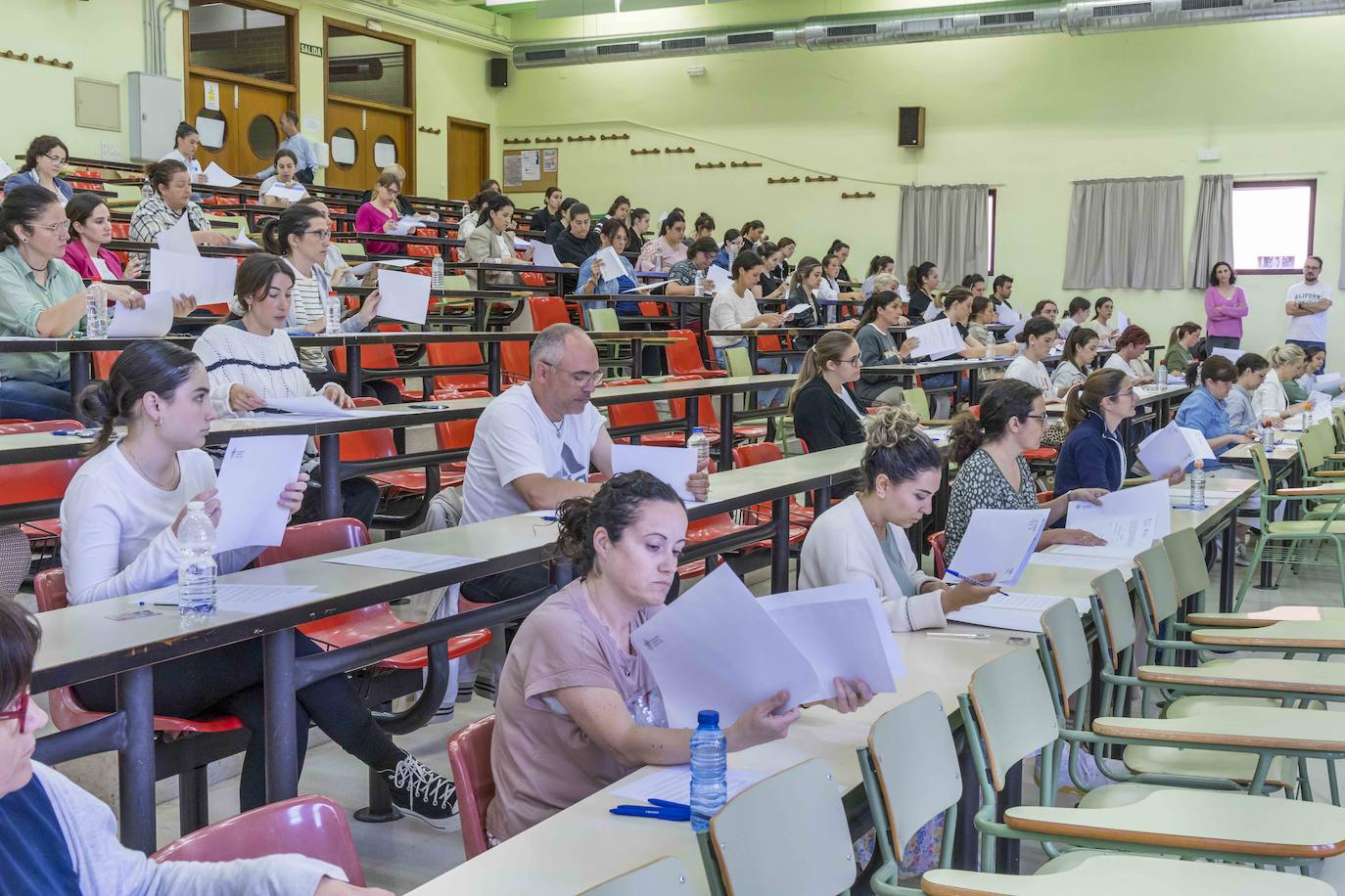 Los aspirantes minutos antes de que comenzara el examen. 