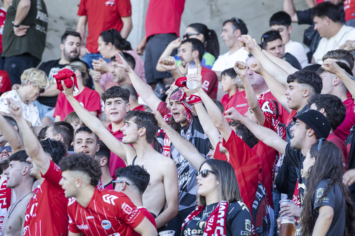 Los aficionados del Laredo animaron a su equipo durante todo el choque. 