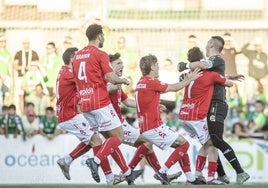 Los jugadores celebran el ascenso.