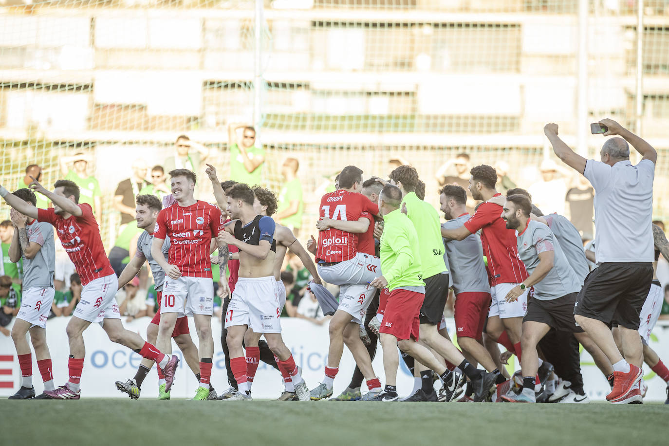 Técnicos y jugadores saltaron al campo para festejar el triunfo. 