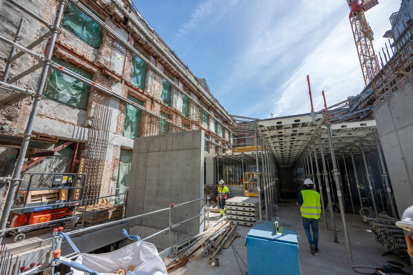 En este inicio del verano las obras han alcanzado ya la altura de la futura cuarta planta en la zona occidental del edificio y la tercera en la oriental.