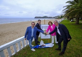 Julián Rozas, Francisco Mestre, Teresa Noceda y Gustavo Cubero junto al cartel anunciador de los Pueblos más Bonitos de España.