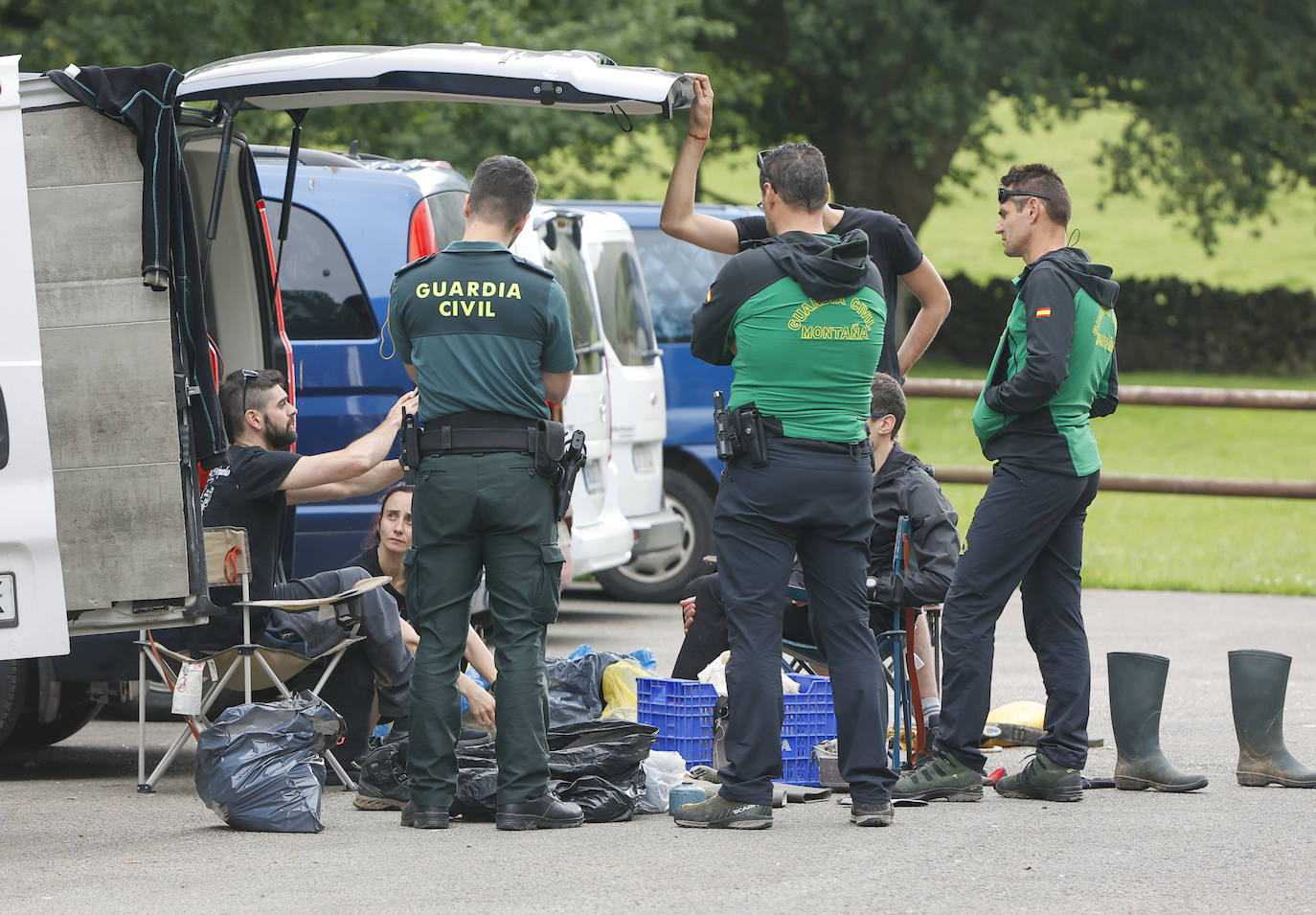 Efectivos de la Guardia Civil se preparan para el acceso a la cavidad